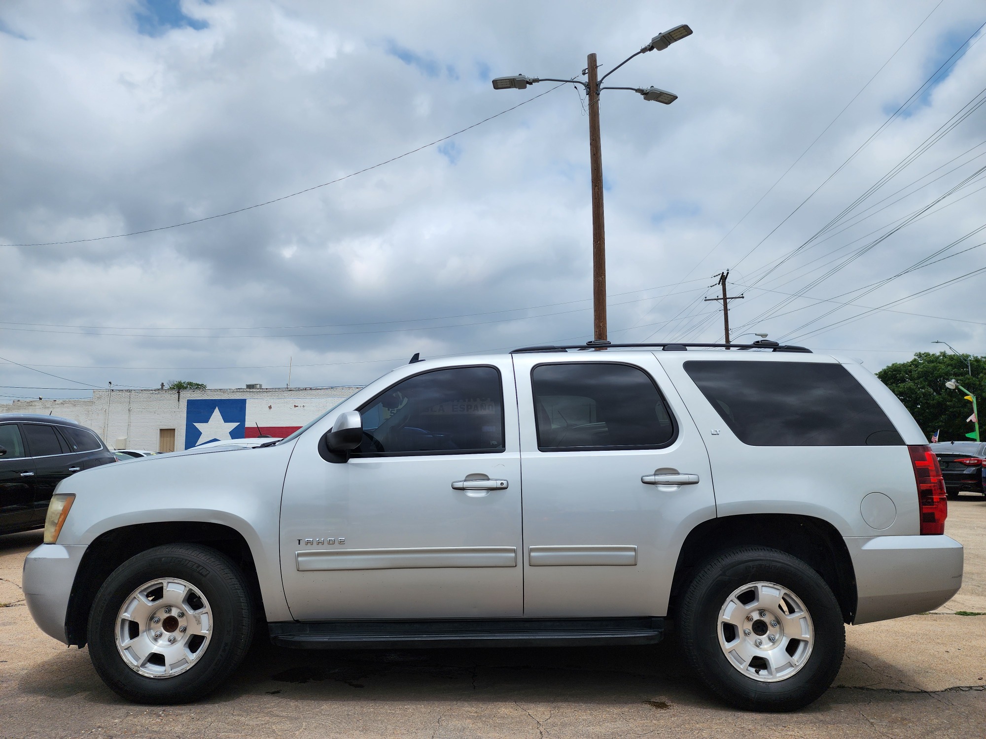 2011 SILVER /BLACK CHEVROLET TAHOE LT LT (1GNSCBE02BR) , AUTO transmission, located at 2660 S.Garland Avenue	, Garland, TX, 75041, (469) 298-3118, 32.885387, -96.656776 - Photo #9